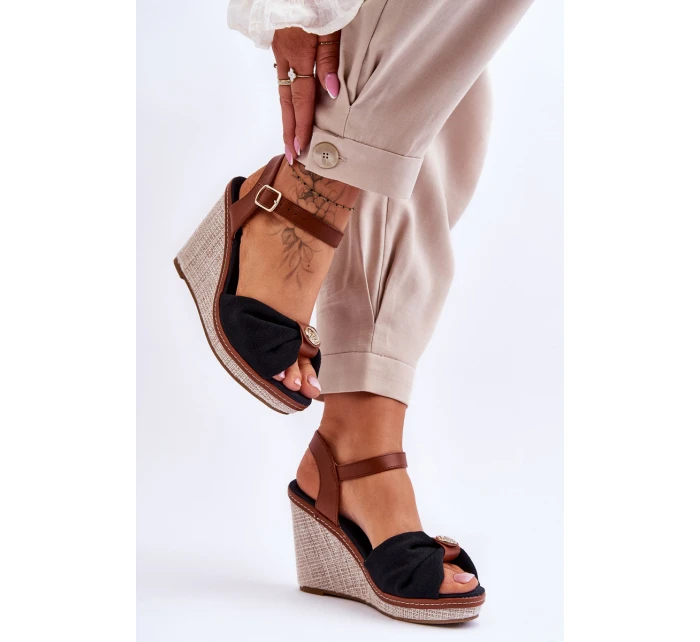 Dámské sandály na klínku s ozdobou černá model 21618450 - Boto Dámské sandály na klínku s ozdobou černá model 21618450 - Boto