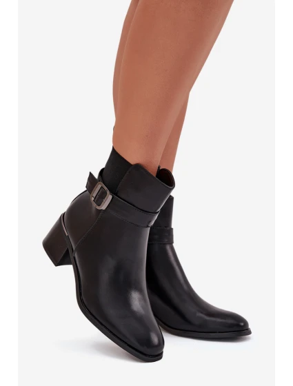 Dámské kotníkové boty Sylira na sloupku s páskem a přezkou – černé Dámské kotníkové boty Sylira na sloupku s páskem a přezkou – černé