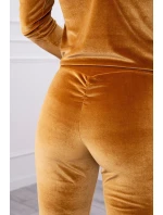 Velurová souprava se záhyby na zadní straně velbloudí barvy