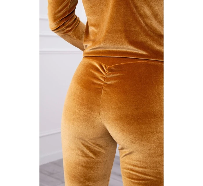 Velurová souprava se záhyby na zadní straně velbloudí barvy