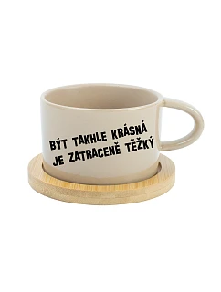 BÝT TAKHLE KRÁSNÁ JE ZATRACENÉ TEŽKÝ - krémový hrníček makronka 200 ml