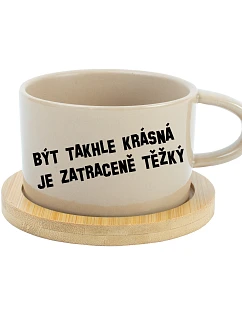 BÝT TAKHLE KRÁSNÁ JE ZATRACENÉ TEŽKÝ - krémový hrníček makronka 200 ml