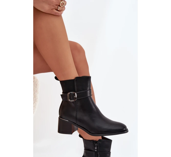 Dámské kotníkové boty Sylira na sloupku s páskem a přezkou – černé Dámské kotníkové boty Sylira na sloupku s páskem a přezkou – černé